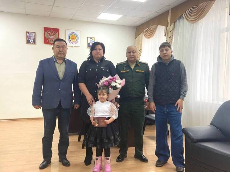 В Малодербетовском районе Калмыкии семье героя, погибшего на СВО, передали Орден Мужества