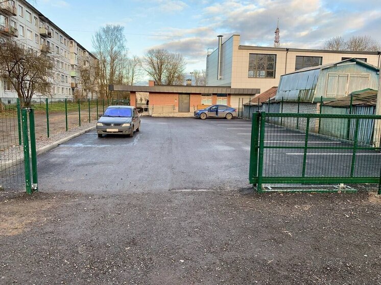 В Валдае благоустроили территорию у спортивной школы