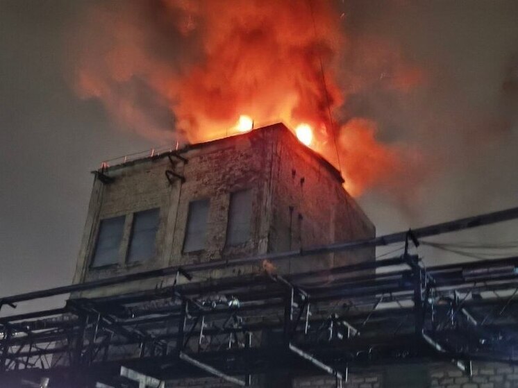 В Ярославле у «Лакокраски» загорелась крыша