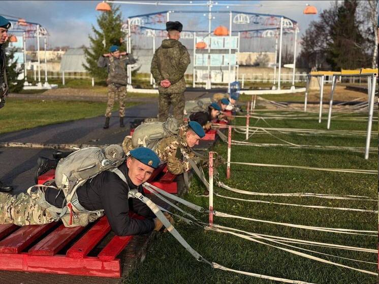 Костромские десантники обучают воспитанников клуба «Стяг» прыжкам с парашютом