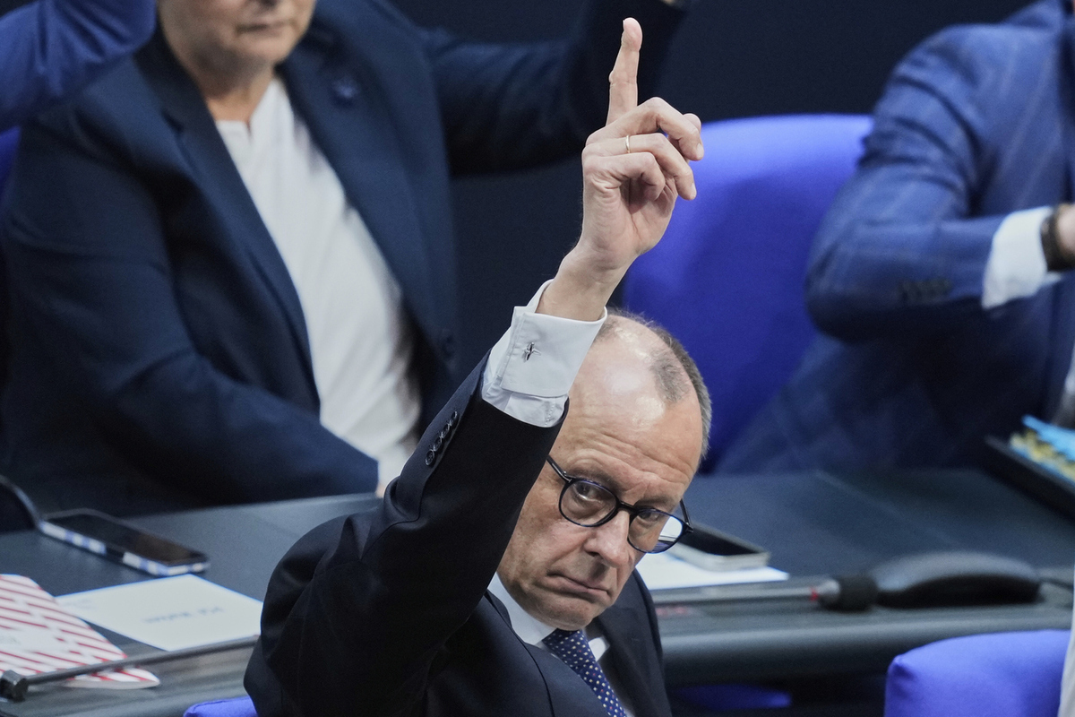 «Они нужны фронту»: Мерц потребовал от Зеленского прекратить бегство украинцев