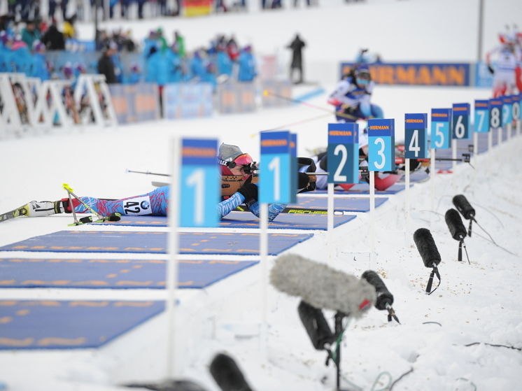 Биатлонистка из Франции Ришар вмешалась в настройки винтовки коллеги по команде