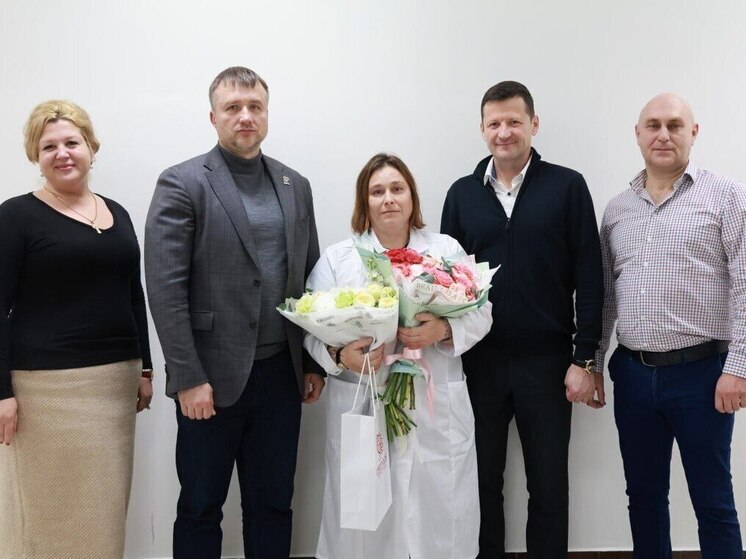 Во время визита на «Протвинский мясокомбинат» Глава Серпухова поздравил участницу СВО с получением государственной награды