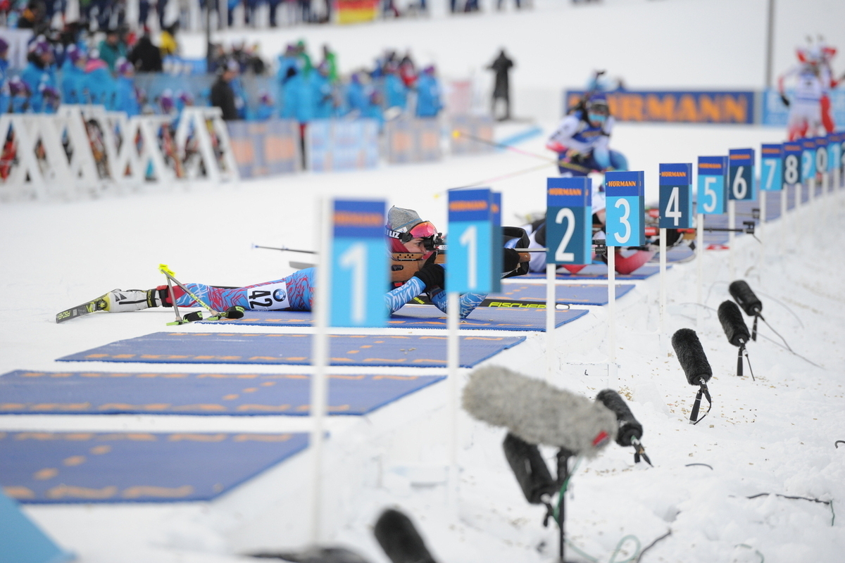 Французская биатлонистка попортила винтовку коллеге