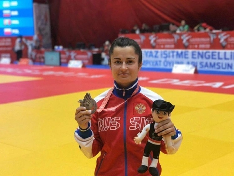 Сборная России по дзюдо среди глухих отправилась в Токио на XXV Летние Сурдлимпийские игры — юбилейные, 100-летние. Честь страны представят Алина Поздеева и Михаил Рябченко. Перед отъездом команда прошла финальные сборы на базе «Ока» в Алексине, где спортсмены и специалисты работали над физической, технико-тактической и психологической подготовкой, изучали новые правила и занимались восстановлением. Сборы прошли успешно — спортсмены показали высокую мотивацию и готовность к борьбе за медали.