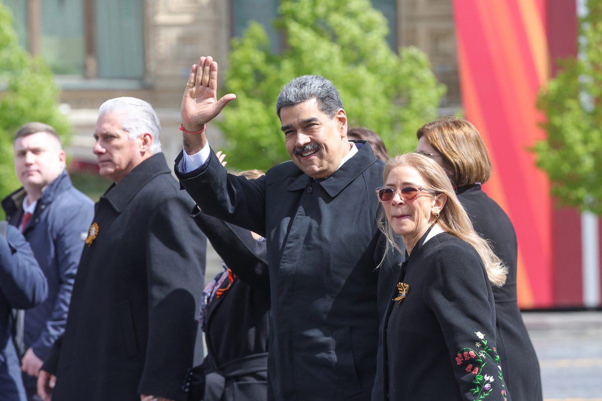 Самолет лидера Венесуэлы полетел в сторону Кубы