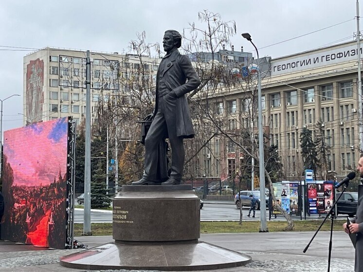 В Саратове на Театральной площади появился памятник Алексею Боголюбову