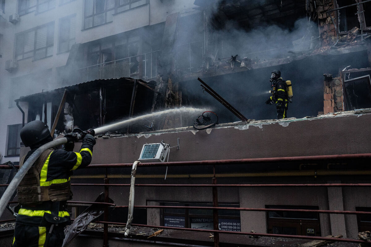 В Киеве после мощных взрывов вспыхнуло несколько пожаров