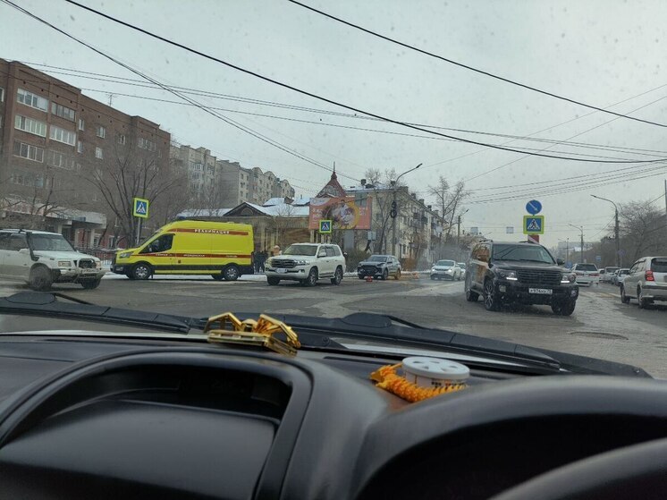 Два внедорожника столкнулись в центре Читы, один человек пострадал