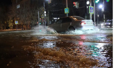 Прорыв водопровода на перекрестке Дзержинского и Декабрьских Событий в Иркутске 