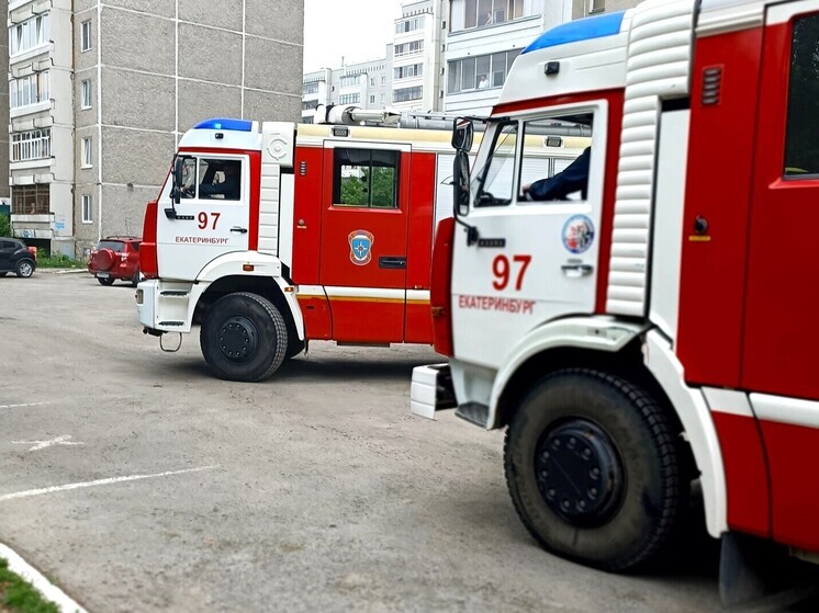 Грузовик и легковушка сгорели в Екатеринбурге