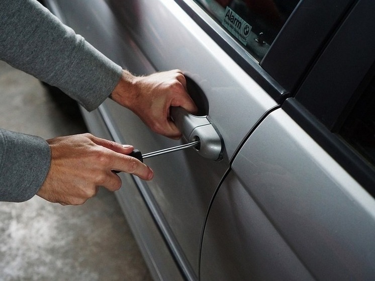 Житель Улан-Удэ утащил из чужого гаража БМВ, который был неисправен, но не заброшен