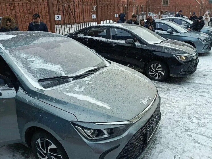 Накануне, 13 ноября, в Барнауле состоялось торжественное вручение автомобилей ветеранам специальной военной операции. Транспорт передали военным, получившим инвалидность в ходе выполнения боевых задач.