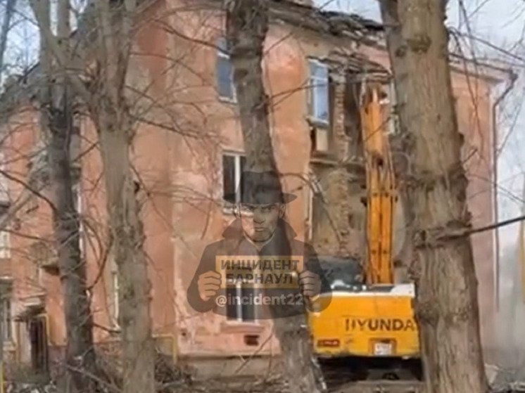 В Барнауле на Потоке начали сносить многострадальную аварийную трехэтажку