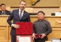 12 ноября на 29-й сессии Законодательного собрания Иркутской области председатель областного парламента Александр Ведерников вручил почетные грамоты жителям региона, которые внесли особый вклад в жизнь Приангарья