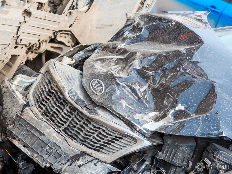 В Ленинске-Кузнецком проводится расследование обстоятельств трагического дорожного происшествия с участием вахтового автобуса, в результате которого погиб мужчина 28 лет