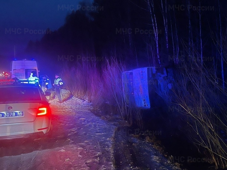 На свердловской дороге съехал в кювет и опрокинулся автобус