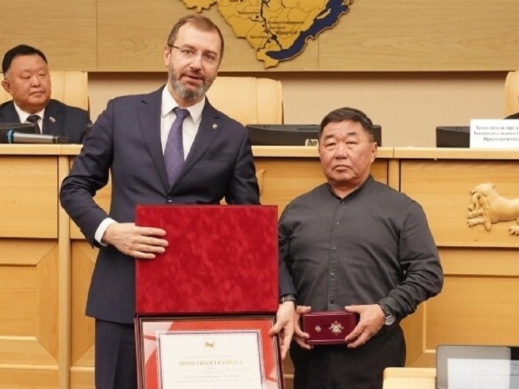 12 ноября на 29-й сессии Законодательного собрания Иркутской области председатель областного парламента Александр Ведерников вручил почетные грамоты жителям региона, которые внесли особый вклад в жизнь Приангарья