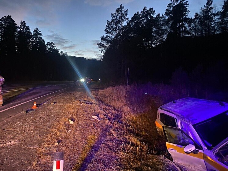 На Алтае водитель кроссовера попал в больницу после столкновения с иномаркой