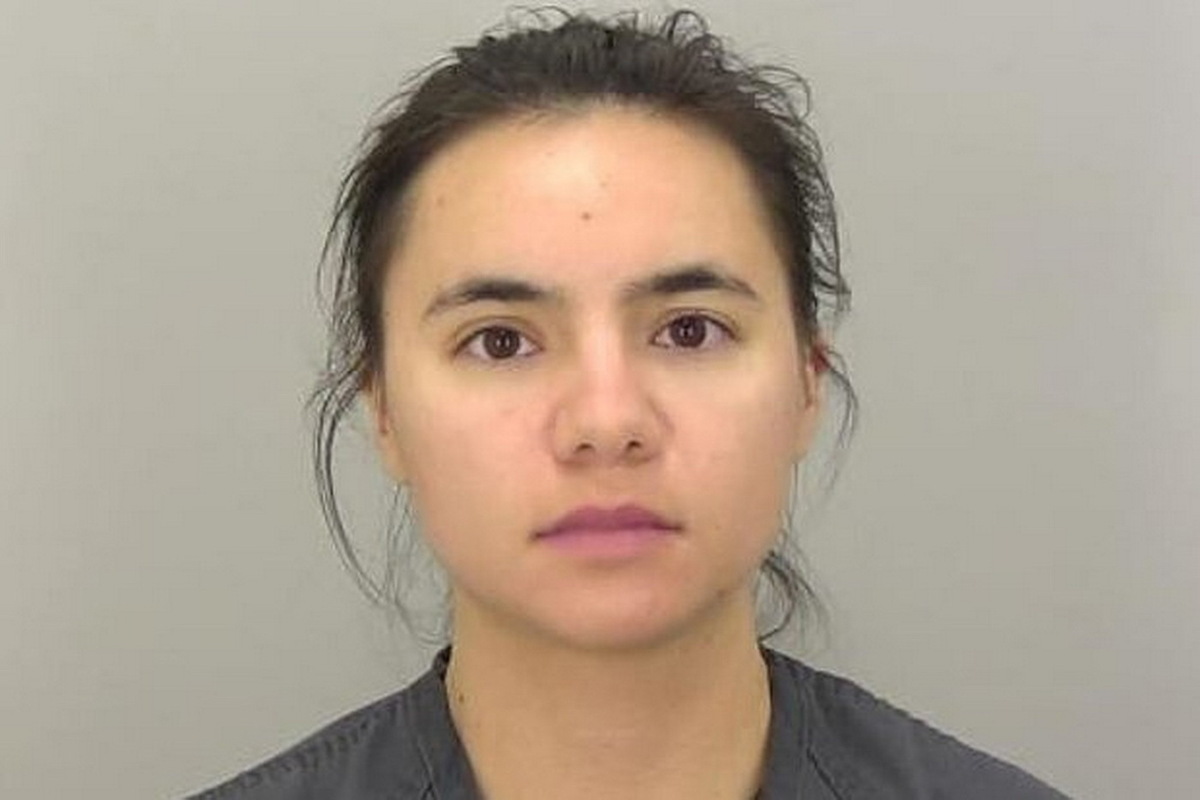 Учительница совращала школьника и преследовала его, когда он порвал с ней