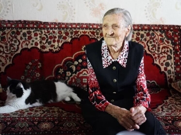 Ветеран тыла из Кемерово отмечает день рождения, оставаясь энергичной