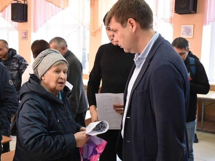 Врио главы Оренбурга Альберт Юмадилов встретился с жителями дома на Больничном, пострадавшего от пожара, и объявил о мерах поддержки