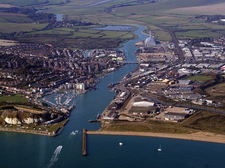 На французском пароме юным пассажирам включили фильм для взрослых, а не гонки