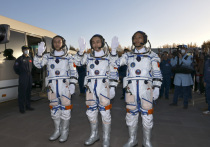 Трое китайских астронавтов возвращаются на Землю в пятницу, более чем на неделю позже запланированной посадки, что ограничит их длительное пребывание в космосе после предполагаемого столкновения с обломками, в результате которого у их космического корабля треснул иллюминатор