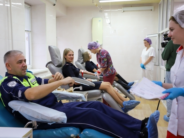 Псковские автоинспекторы сдали кровь в память о жертвах ДТП