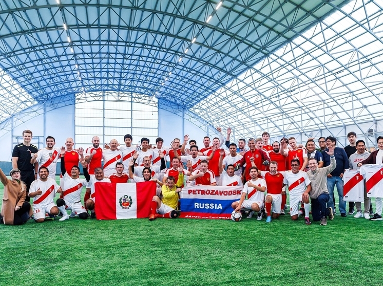 Футбольные болельщики из Карелии сыграли за Россию в Санкт-Петербурге с перуанцами