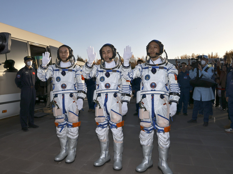 Трое китайских астронавтов возвращаются на Землю в пятницу, более чем на неделю позже запланированной посадки, что ограничит их длительное пребывание в космосе после предполагаемого столкновения с обломками, в результате которого у их космического корабля треснул иллюминатор
