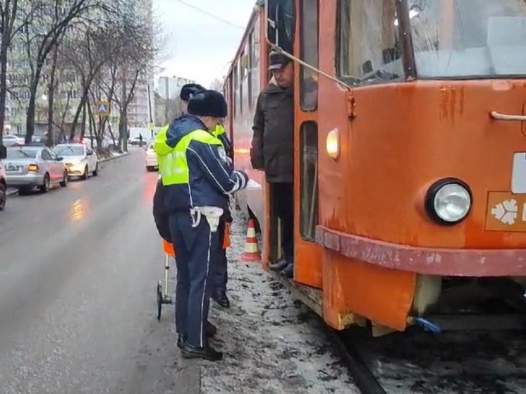 В Екатеринбурге девочка попала под трамвай, торопясь в школу