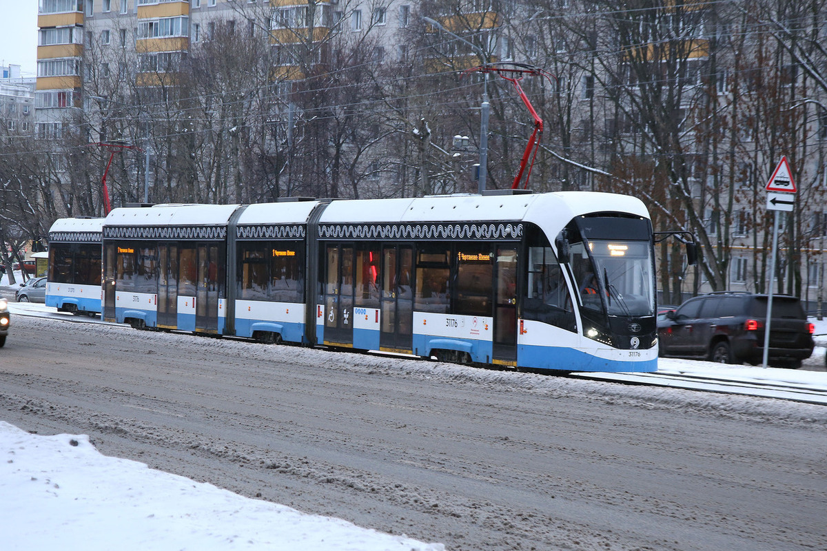Девочка попала под трамвай, опаздывая в школу в российском городе