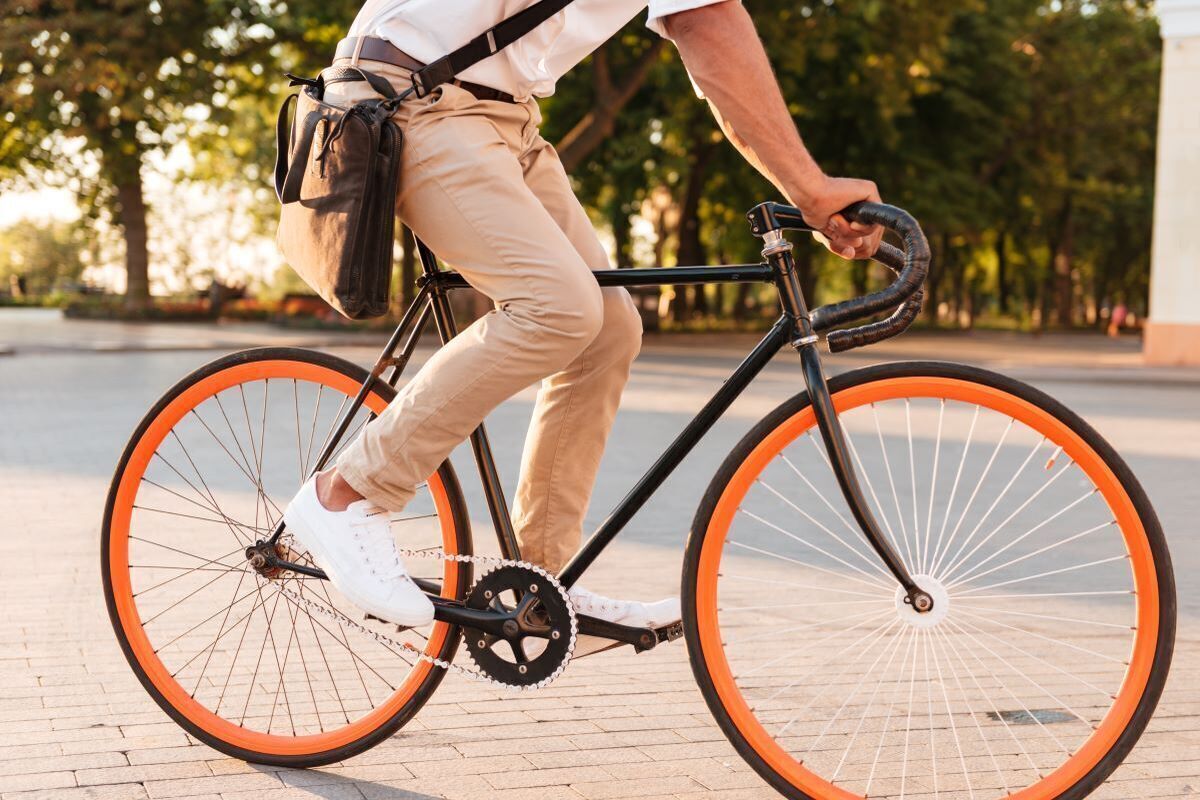 В европейской столице высмеяли ограничения скорости для велосипедистов и скейтеров