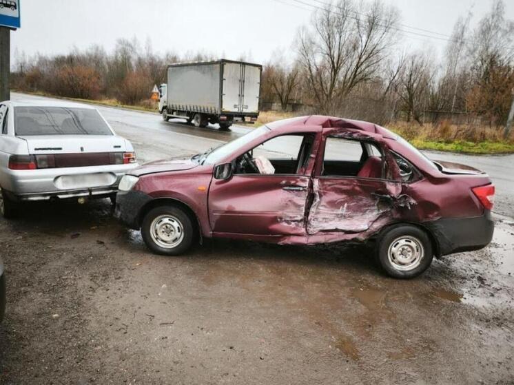 Водитель пострадал в ДТП с участием КамАЗа в Ряжске