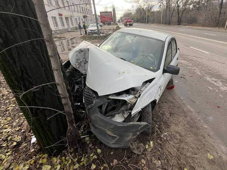 В воронежской больнице скончалась пассажир автомобиля, который врезался в дерево