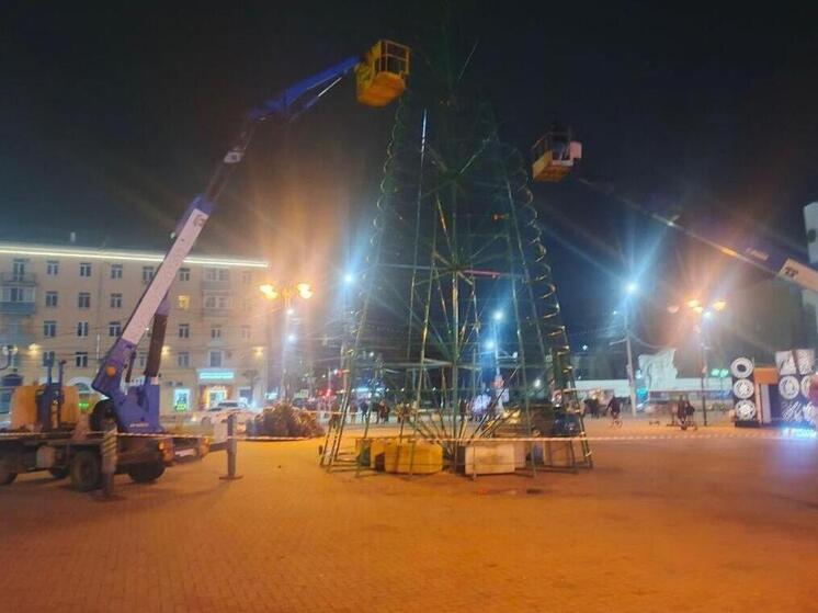 В центре Рязани устанавливают новогоднюю ель