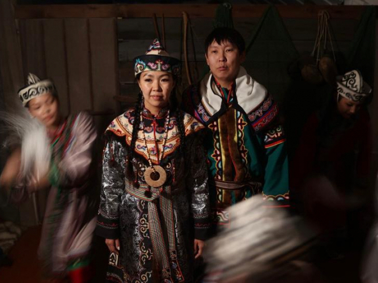 Настоящие муж и жена стали главными героями обряда
В деревне Булава Ульчского района прошли съёмки ульчского свадебного обряда гемата