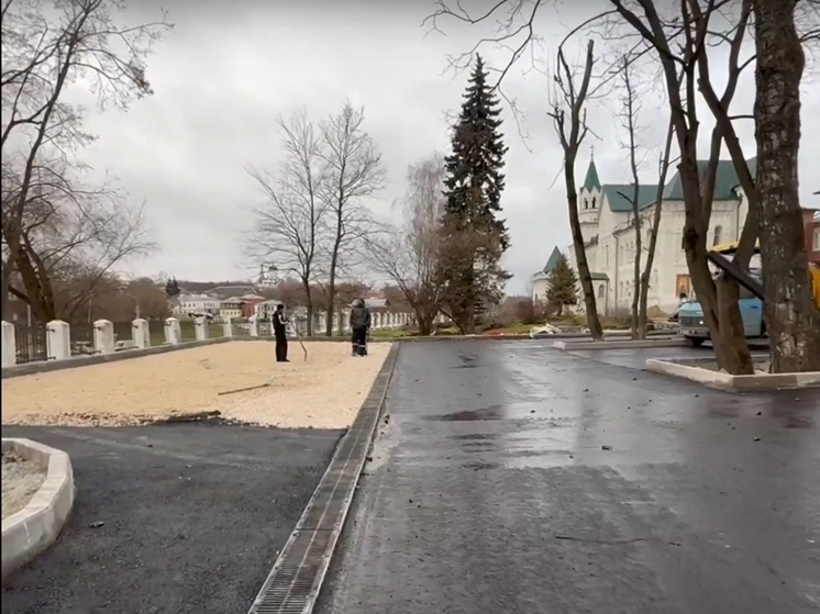 Завершается ремонт парковки у больницы Красного Креста во Владимире