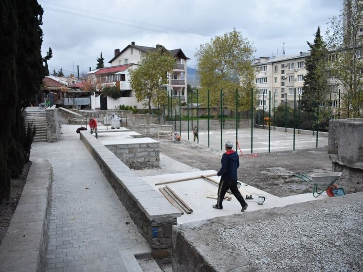 В Алуште продолжается благоустройство общественной территории
