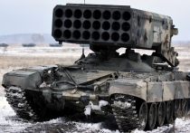 В рамках выполнения государственного оборонного заказа российские войска радиационной, химической и биологической защиты (РХБЗ) получили новую партию тяжелых огнеметных систем ТОС-1А «Солнцепек». Об этом сообщает авторитетное американское издание Military Watch Magazine (статью перевели ИноСМИ), отмечая, что эти уникальные комплексы продолжают играть значительную роль в обеспечении продвижения российских подразделений на украинском театре военных действий. 