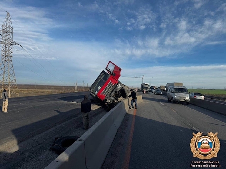 На трассе М-4 Дон опрокинулся самосвал: собралась пробка в два километра