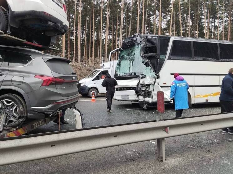 Автобус, заполненный детьми, попал в аварию в Челябинской области