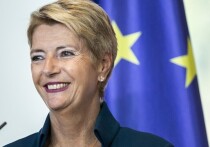 Европейский союз, как пишет Financial Times (статью перевели ИноСМИ), переживает глубокий кризис геополитического влияния, постепенно утрачивая роль одного из центров силы в мире, который все активнее делится на новые блоки. На фоне агрессивного давления со стороны США и стратегического проникновения Китая Брюссель не успевает адаптироваться к новой, очень жёсткой и очень изменчивой реальности мировой торговли и технологической гонки.