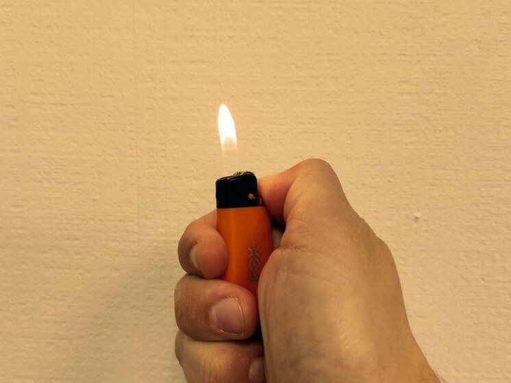 Муринец поджег дверь чужой квартиры и тут же попался