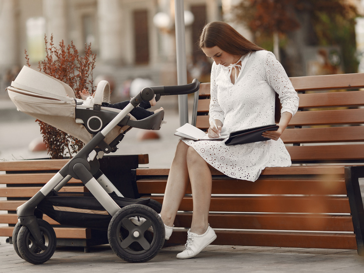 Жительница брянского поселка Локоть обокрала оставленную детскую коляску