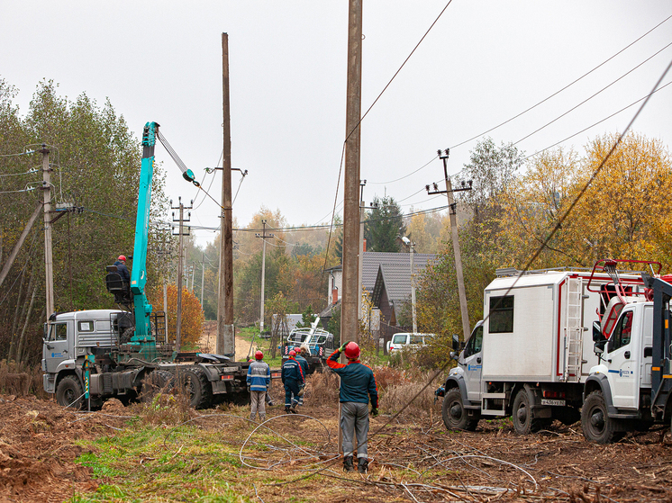 Тверские энергетики восстанавливают электроснабжение после прохождения сильного ветра