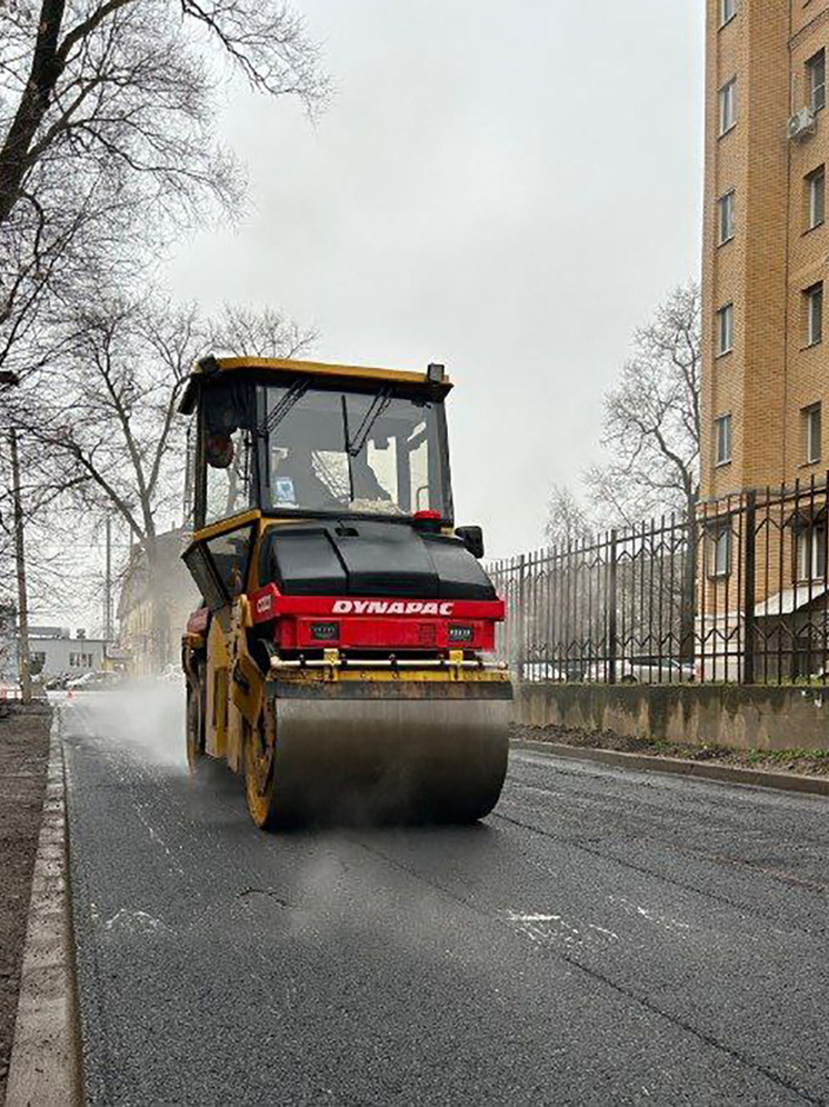 На ключевой улице Малоярославца обновляют асфальт