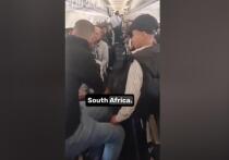 Власти ЮАР подверглись жёсткой критике в пятницу после того, как они около 12 часов удерживали в самолёте более 150 палестинцев, включая женщину на девятом месяце беременности, из-за проблем с их проездными документами