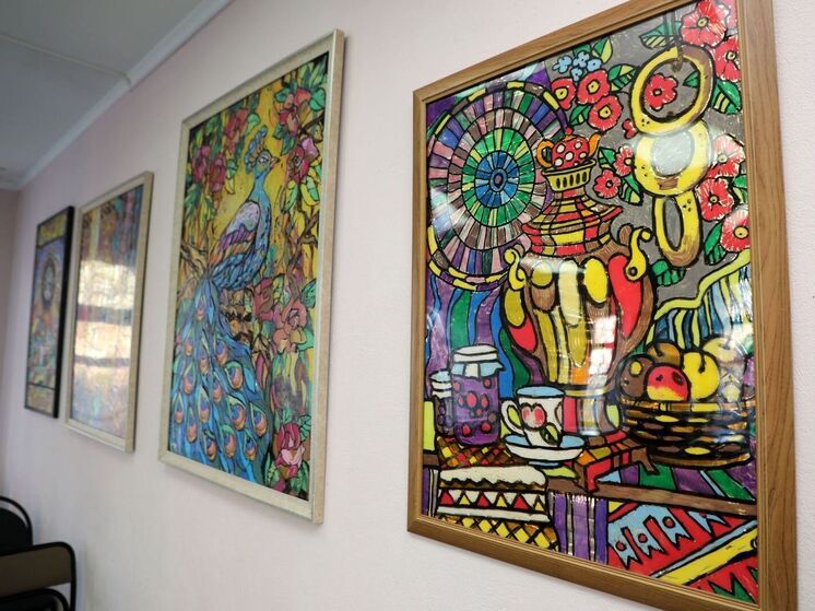 Городская библиотека №15 в Вологде приглашает на выставку сказочных «витражей» (0+)